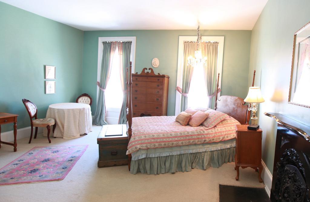 Bed and Breakfast MacKechnie House Cobourg Exterior foto
